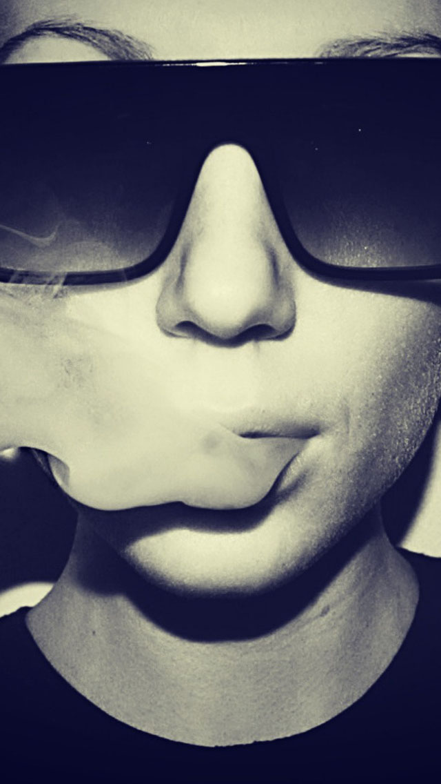 Black and White Smoking Woman - The iPhone Wallpapers