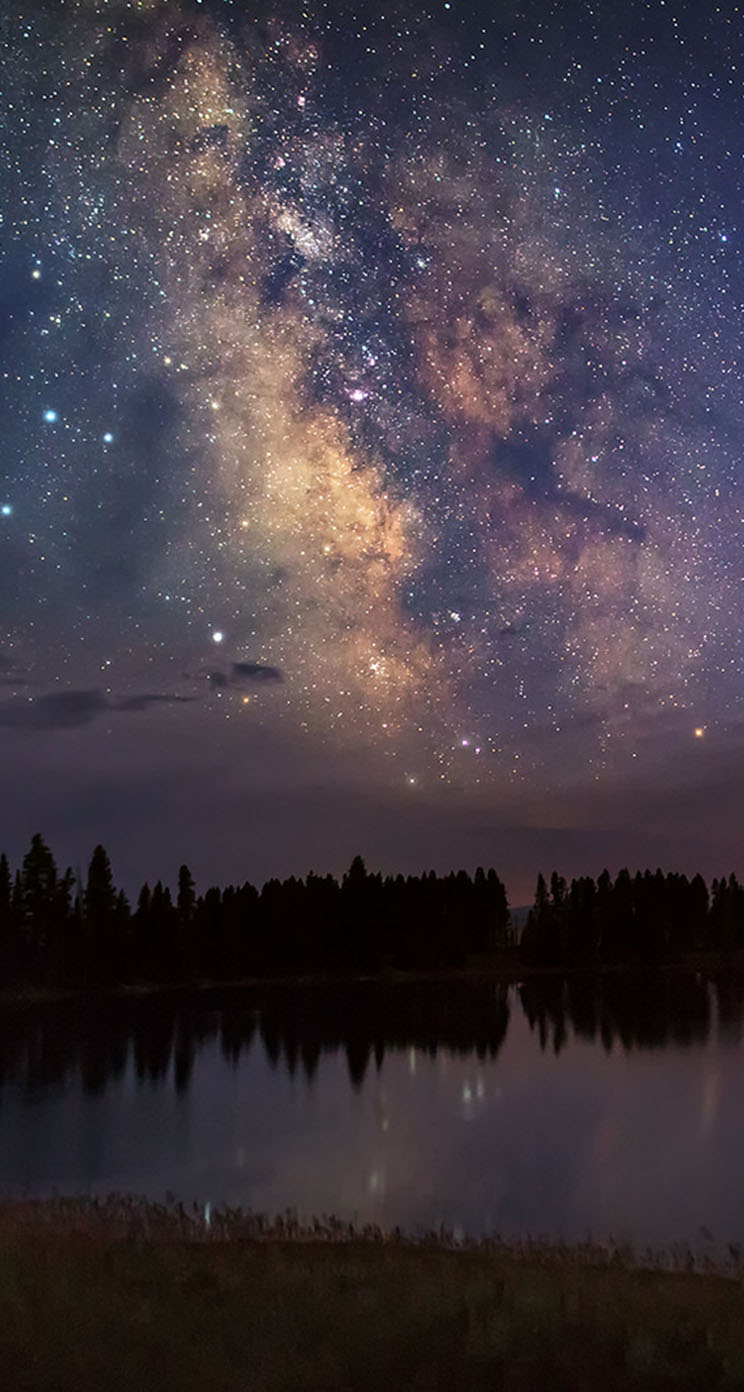 Smoky Yellowstone Night - The iPhone Wallpapers